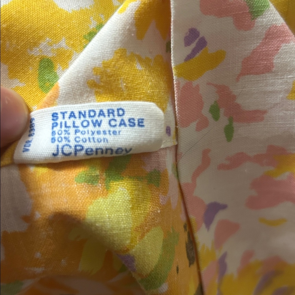 Two Matching Vintage 1960’s/1970’s Fashion Manor Standard Floral Pillowcases - Picture 7 of 13